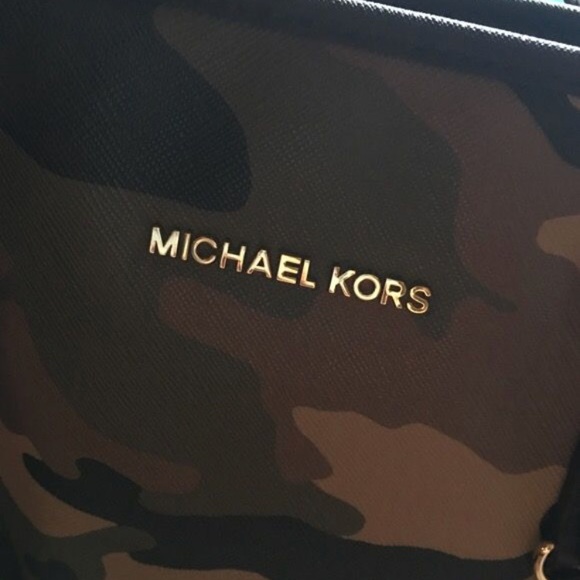 Limited edition Micheal Kors camo purse - Picture 3 of 5